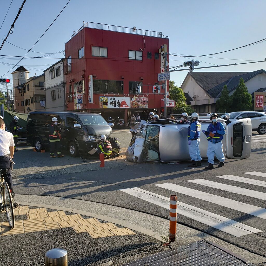 現場の様子 交通情報 国道170号 大阪府寝屋川市音羽町北交差点付近 正面衝突し大破する横転事故で渋滞5月31日 大阪 寝屋川市 事件事故 災害速報ニュース 現場の様子 交通情報 国道170号 大阪府寝屋川市音羽町北交差点付近 正面衝突し大破する横転事故で渋滞5月31日 大阪 寝屋川市 事件事故 災害速報ニュース