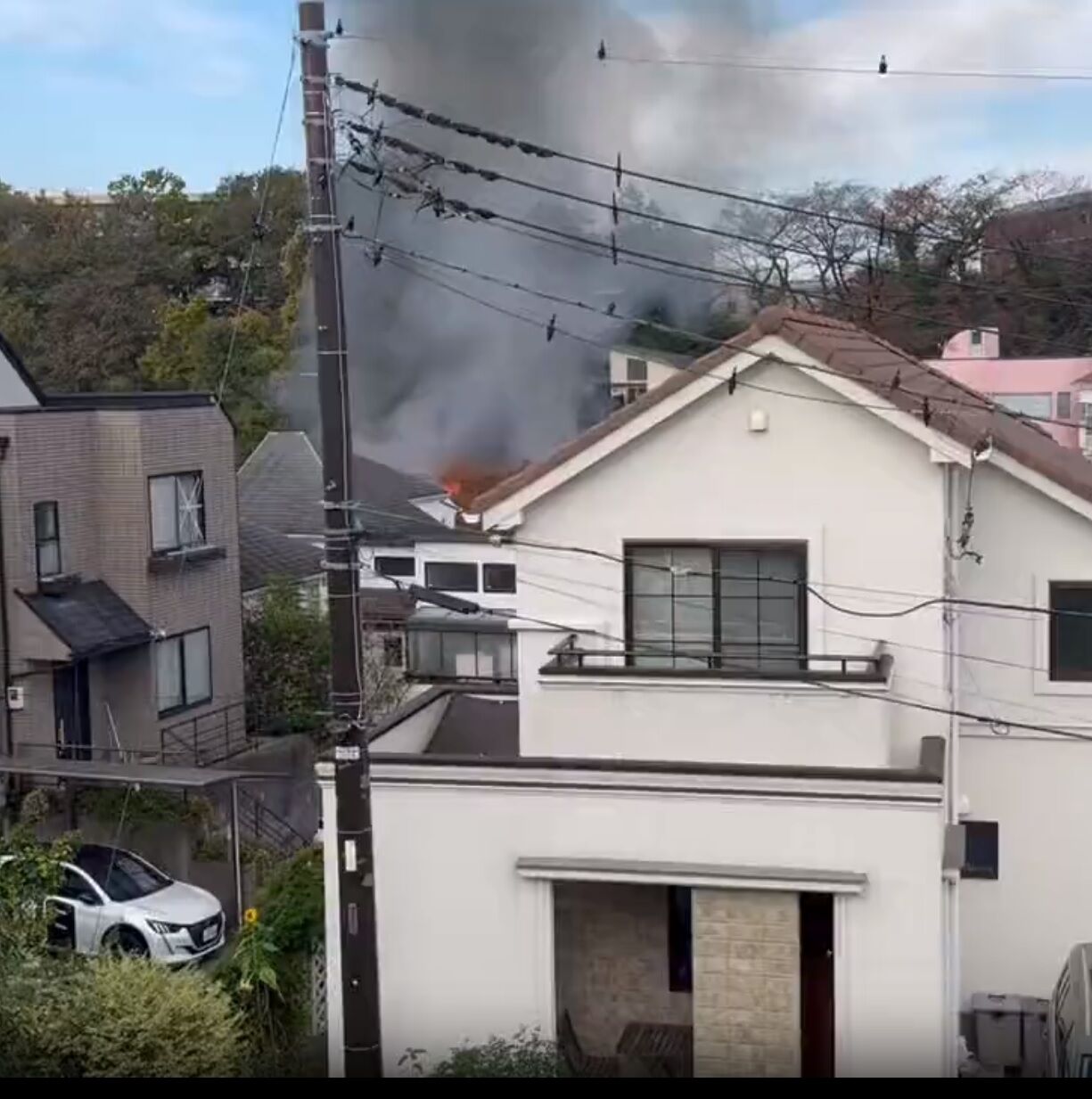 【火事情報】東京都調布市入間町3丁目 住宅街建物から火の手あがる火災 成城八丁目交差点付近一時交通規制11月23日 調布 世田谷 成城 火災 事件事故・災害速報ニュース 【火事情報】東京都調布市入間町3丁目 住宅街建物から火の手あがる火災 成城八丁目交差点付近一時交通規制11月23日 調布 世田谷 成城 火災 事件事故・災害速報ニュース