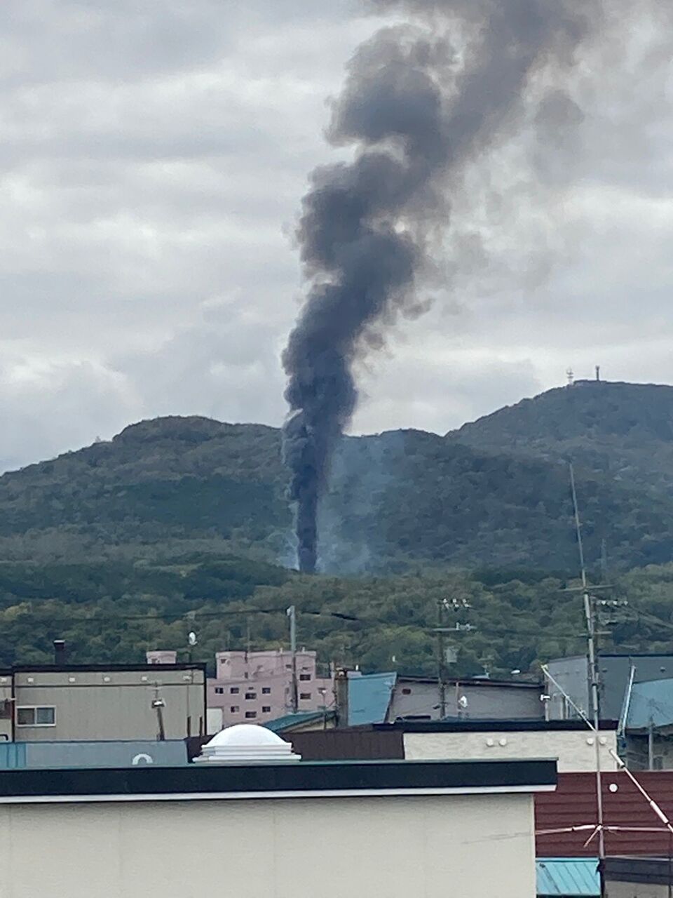 火事情報まとめ 煙と一緒に花火も爆発してる 北海道小樽市真栄2丁目 花火の製造工場 北海煙火 から黒煙あがる火災10 5 北海道 小樽 事件 事故 災害速報ニュース