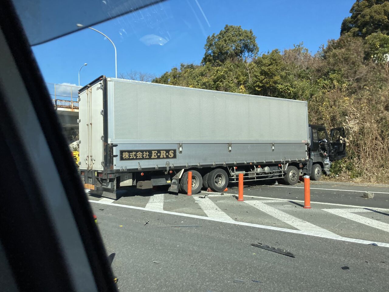 渋滞情報 東名高速 上り 浜名湖sa合流付近 大型トレーラー車線塞ぐ事故で通行止め渋滞1月19日 東名 交通情報 事件事故 災害速報ニュース