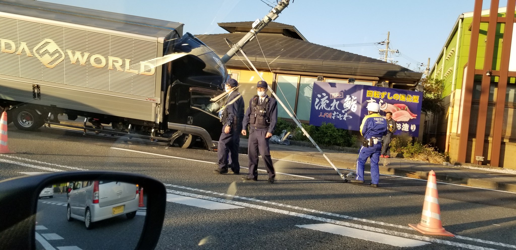 渋滞情報 国道1号線 京都府京都市伏見区横大路芝生３４ 寿司店付近 大型トラック電柱なぎ倒す事故で渋滞12月1日 京都 事件事故 災害速報ニュース