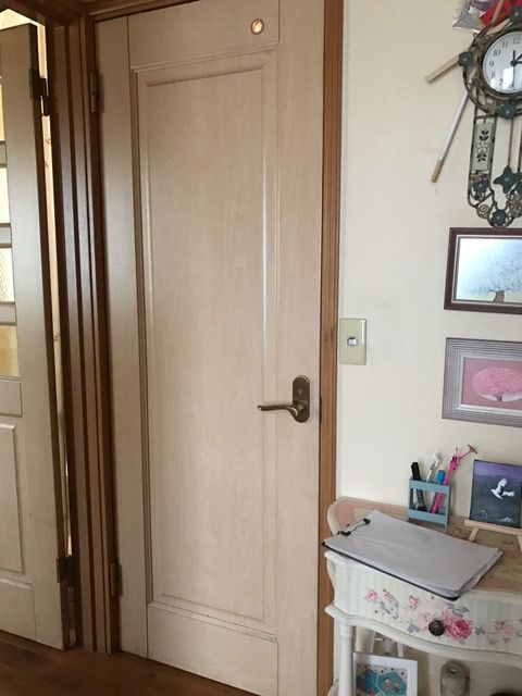 既設トイレドアにステンド硝子付き窓を ロッキーの施工例 既設トイレドアにステンド硝子付き窓を ロッキーの施工例