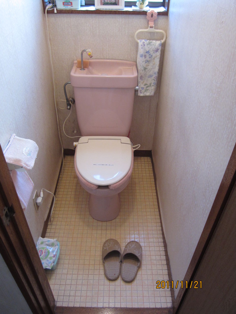 トイレ腰壁にアイカセラールパネル貼りでお掃除らくらく ロッキーの施工例