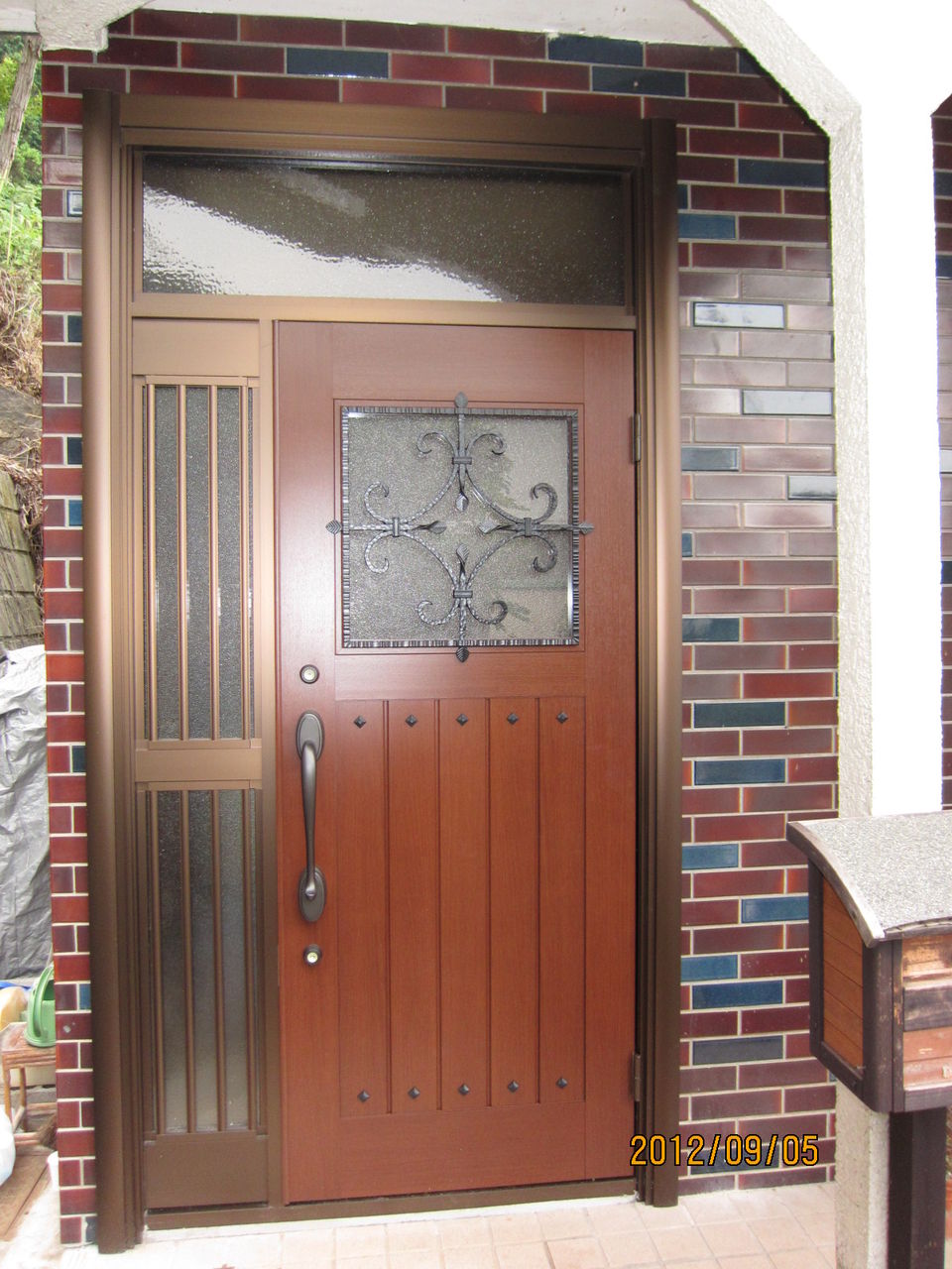 玄関リフォームドア おしゃれなアンティーク木目調に ロッキーの施工例