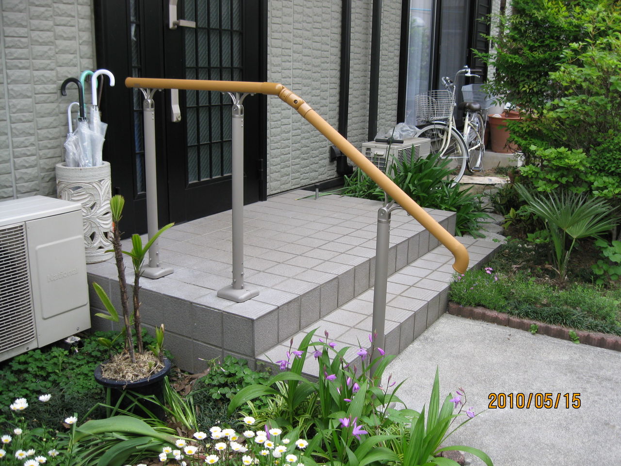 介護保険を利用した玄関前ポーチの手摺設置工事 ロッキーの施工例