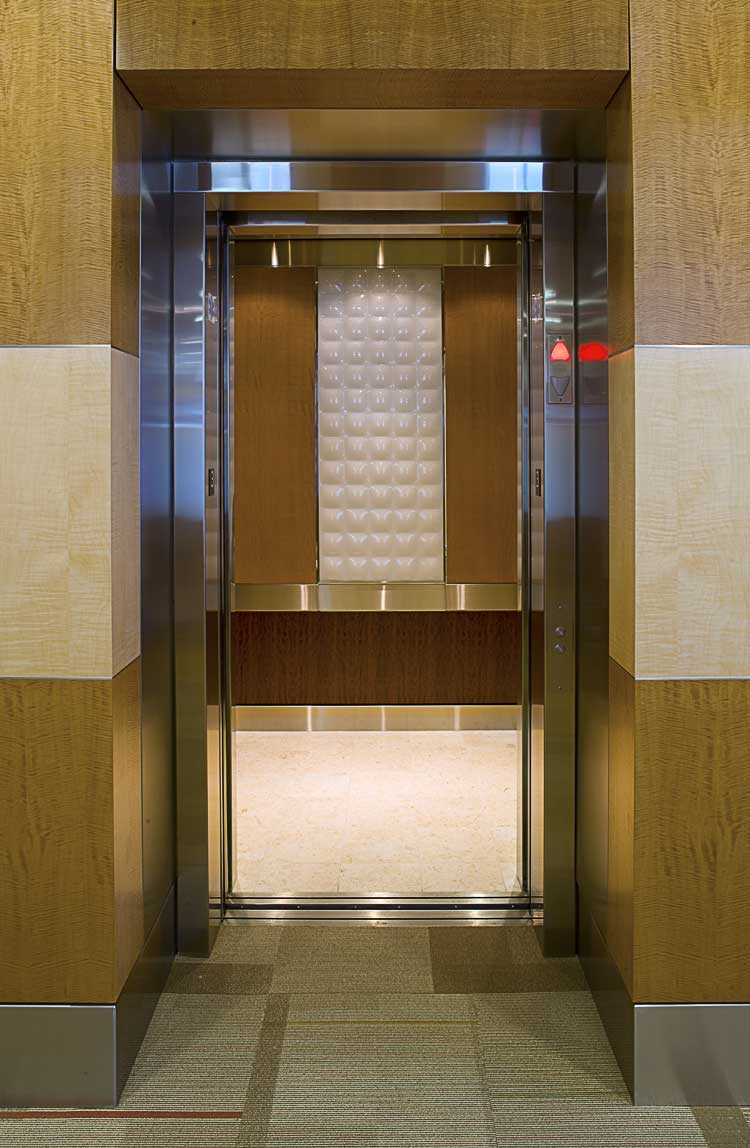 エレベーター壁面を美しく演出する 装飾ガラス 独創的な空間を提供する輸入建材の株式会社レージェンシー