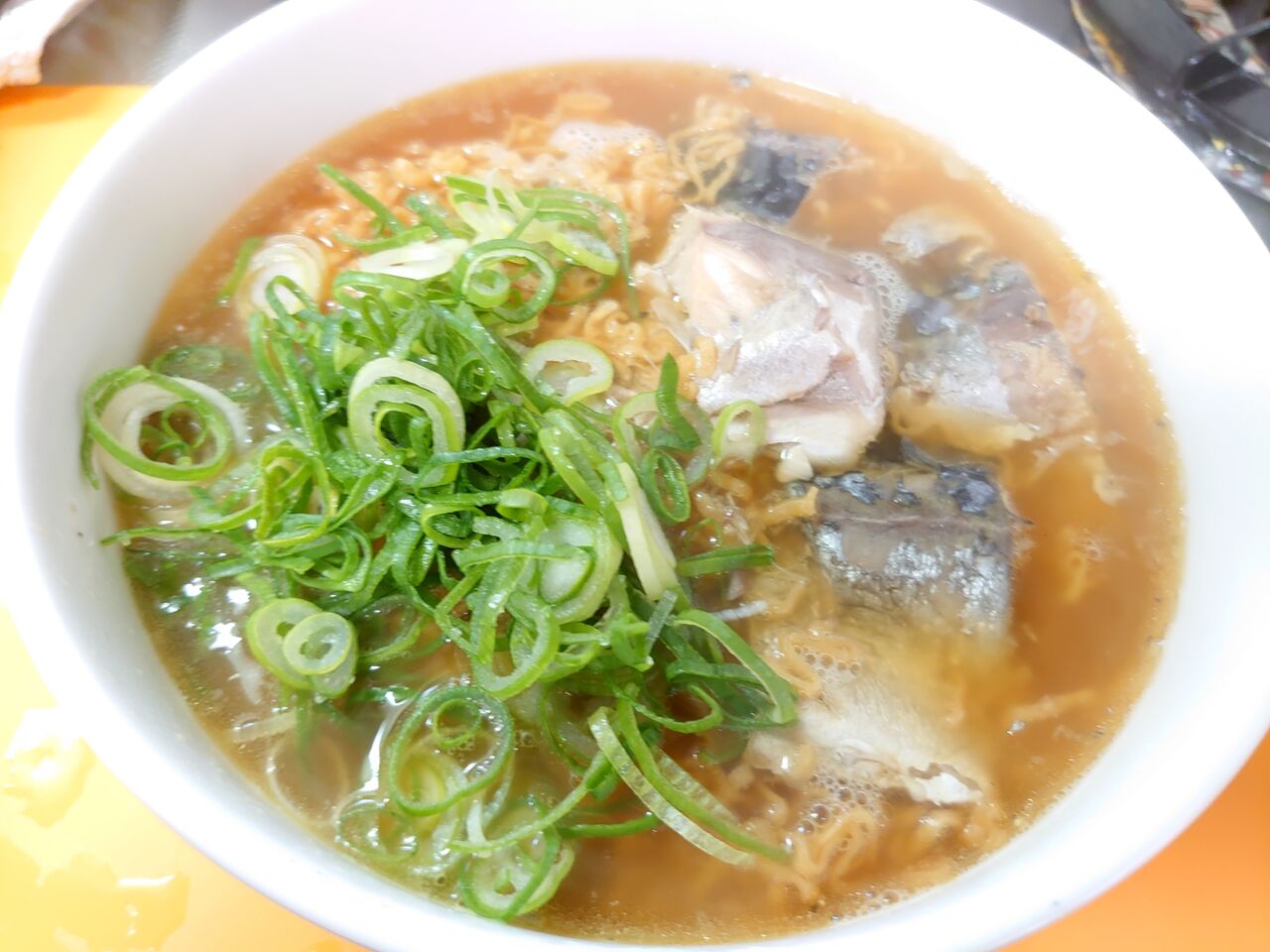 サバ缶料理アレンジ ネットで話題の さばの水煮缶チキンラーメン は旨いのかまずいのか 旨い夜勤明けメシ Com