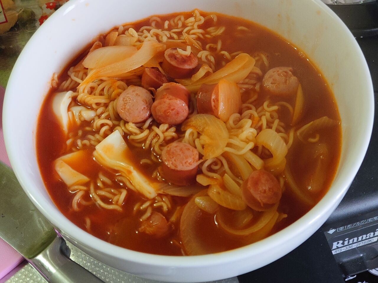 サッポロ一番旨辛味噌ラーメンアレンジ チーズとトマトジュースでイタリアン 旨い夜勤明けメシ Com