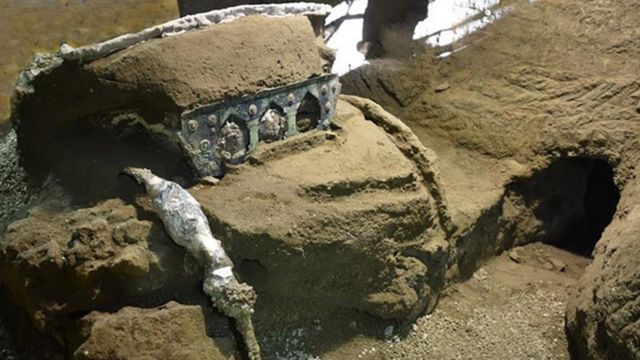 古代ローマ ポンペイ遺跡 ほぼ完全な形で 馬車 が発掘される 驚異的な発見 歴ネタまとブ