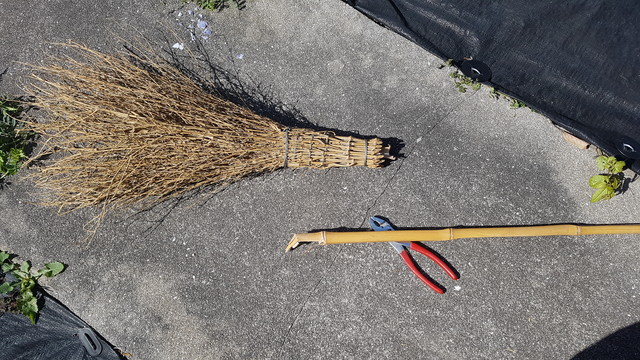庭の掃除を始めたら 竹箒がボッキリと折れてしまった Reloader426のblog