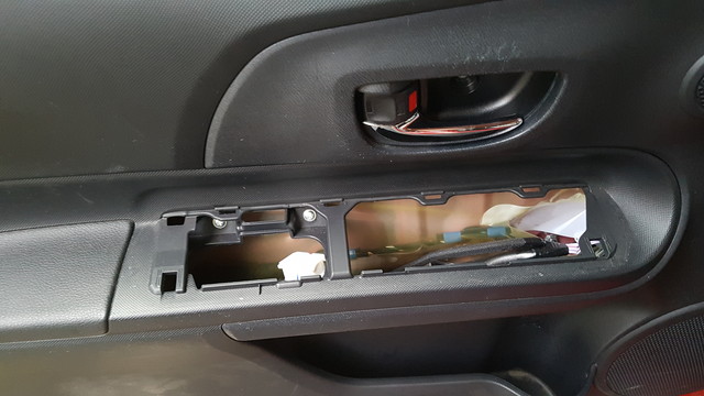 Prius C 日本名でaqua の三角窓の交換を余儀なく Reloader426のblog