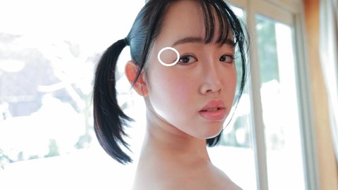 ゆな右まぶたほくろ