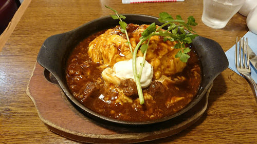 ビーフシチューオムライス