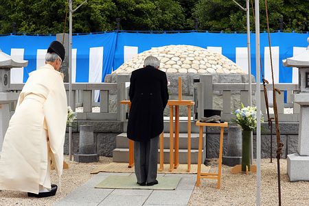 remmikkiのブログ
両陛下、三笠宮寛仁さまの墓を参拝 5年式年祭
両陛下、「ヒゲの殿下」寛仁さまの墓を参拝コメントトラックバック Mikki Mikki