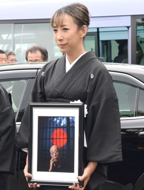 蜷川幸雄氏の葬儀祭壇は日の丸 Remmikkiのブログ 蜷川幸雄氏の葬儀祭壇は日の丸 Remmikkiのブログ