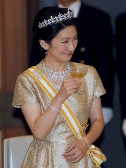 紀子様ゴールドドレス