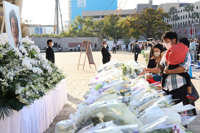 県民葬会場で献花
