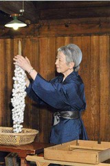 皇后さま繭収穫2
