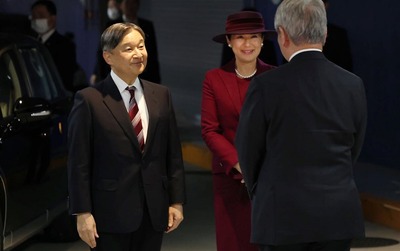 empress-masako-red-suit-2