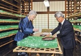 皇后さま繭収穫1