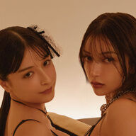 美人姉妹エリマリの魅力全開！美の世界観を堪能できる写真集