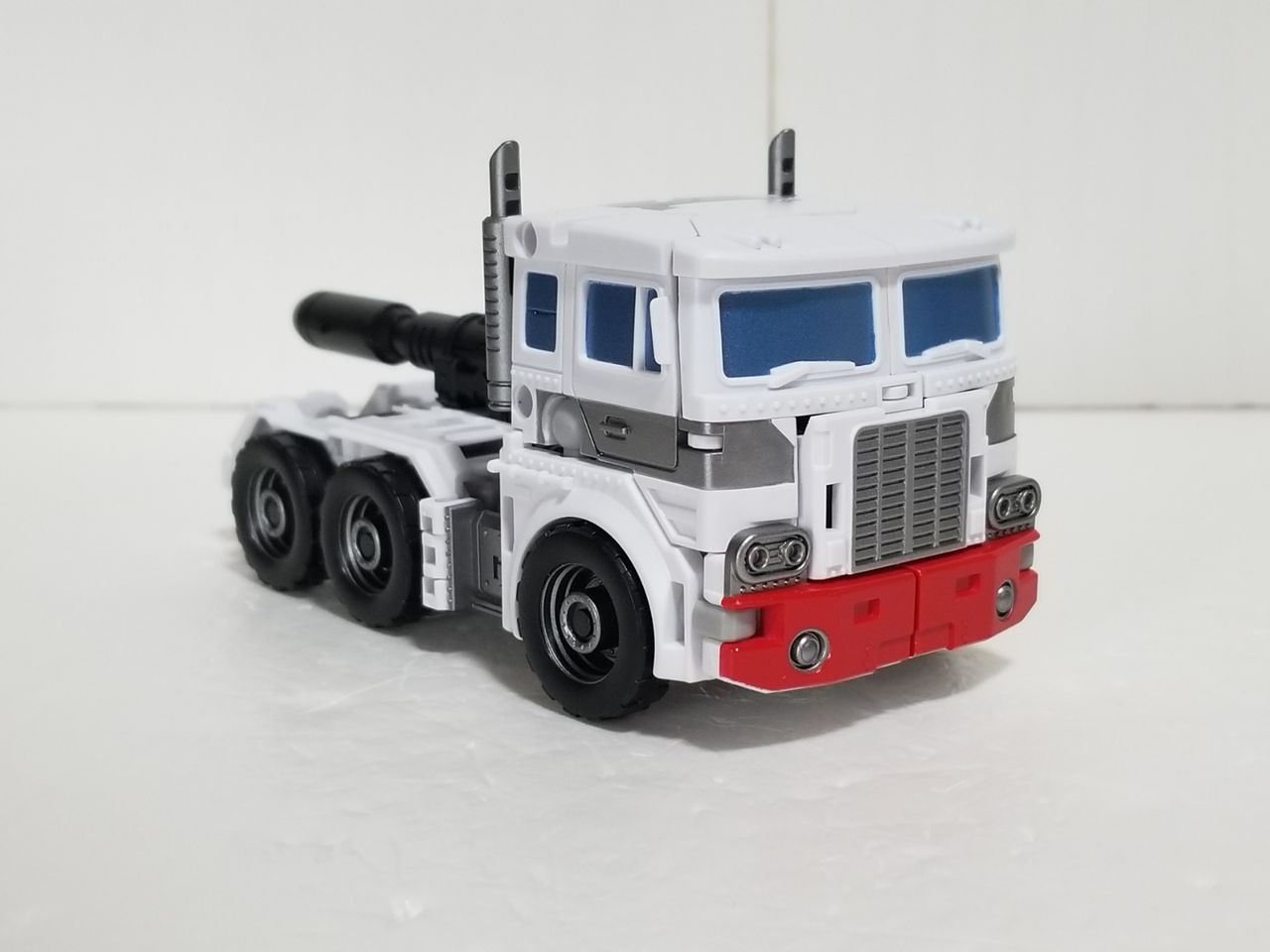 トランスフォーマー レジェンズ ウルトラマグナス + PC-17 コアマグナス maxresdefault.jpg