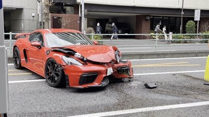 【クラッシュ】赤いポルシェが街路樹に衝突　運転手の東京在住40代男性を病院搬送