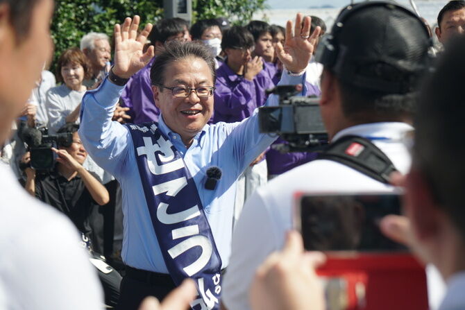 安倍元首相の形見：世耕弘成氏が選挙戦で履く靴の意味「安倍さんが履いておられた靴です」