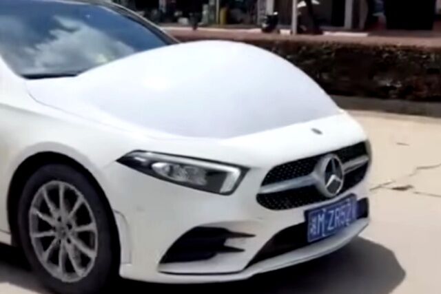 夏の猛暑で車のボンネットがパンパンに膨らんだ驚きの光景　中国