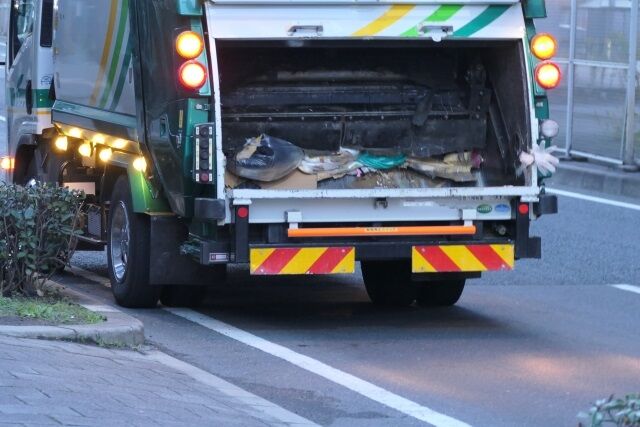【助けてくれ】ゴミ収集車に59歳男性が巻き込まれ死亡…直前に助けを呼ぶ声 　新潟