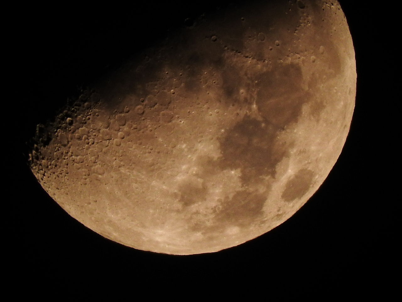 天体望遠鏡いらずのCOOLPIX P610で月を撮影したら手ブレ補正機能に驚愕 