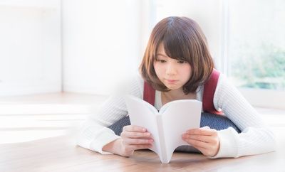 読書する女性