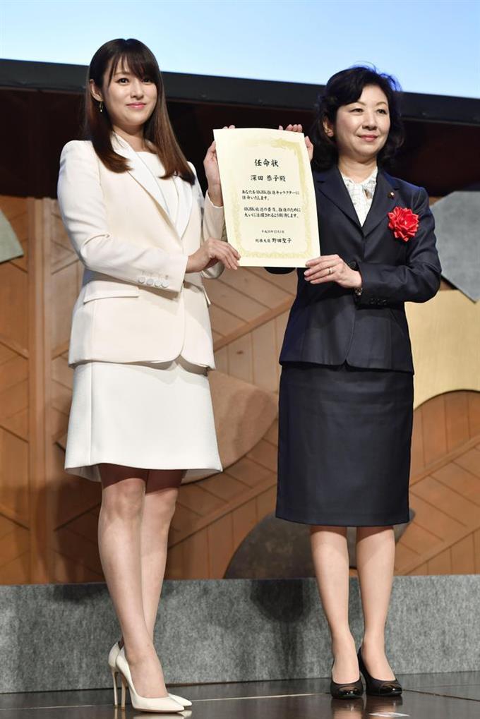 新4k8k衛星放送へあと1年 深田恭子が推進 対応tv来夏以降 帯域再編でbs録画に注意も flat panel tv and display world 2 液晶 業界 動向