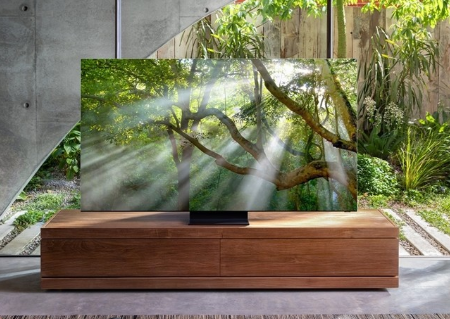 サムスン“99%画面”の「ベゼルレス」8K液晶テレビ