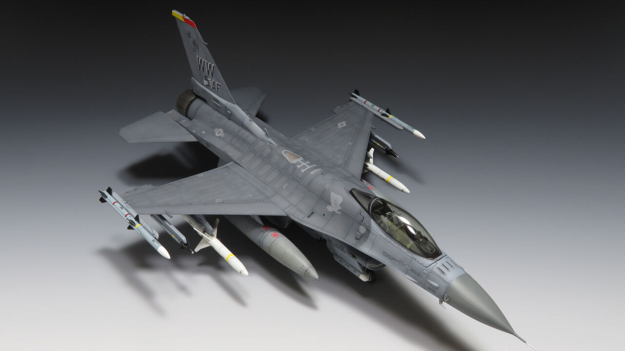 タミヤ　1/48 F-16 ファイティングファルコン　完成品 タミヤ 1/48 F-16 ファイティングファルコン 完成品 - メルカリ