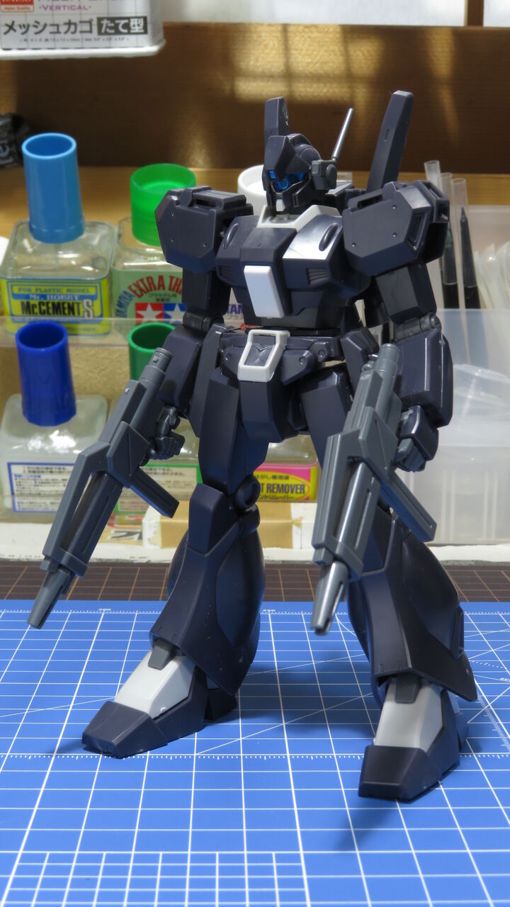 数少ない左銃持ち手のひとつ Fighting Swallow Models