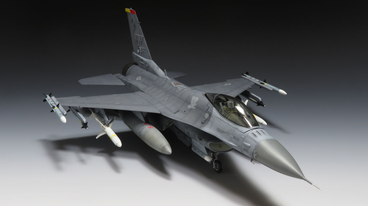 タミヤ　1/48 F-16 ファイティングファルコン　完成品 タミヤ 1/48 F-16 ファイティングファルコン 完成品 - メルカリ