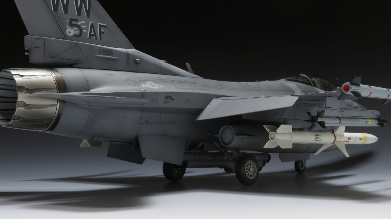 タミヤ　1/48 F-16 ファイティングファルコン　完成品 タミヤ 1/48 F-16 ファイティングファルコン 完成品 - メルカリ