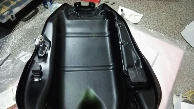 ZRX1100 タンク裏 : こちらヒューストン