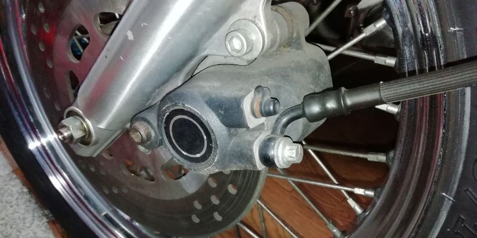 スポーツスター883 フロントブレーキキャリパー分解掃除で洗礼を受けた