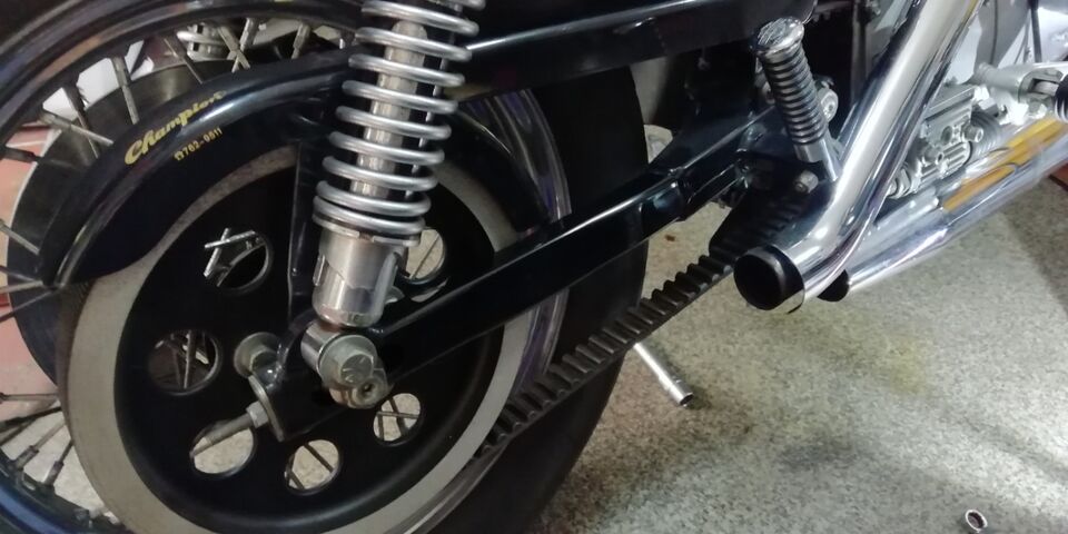 スポーツスターXLH883 リアタイヤ交換 : こちらヒューストン