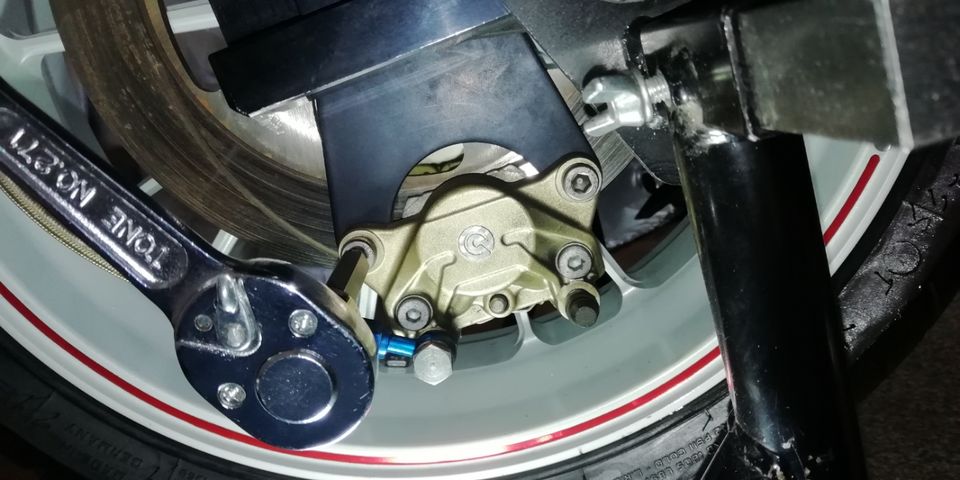 ZRX1100 リアブレーキキャリパー掃除&もみだし他 : こちらヒューストン