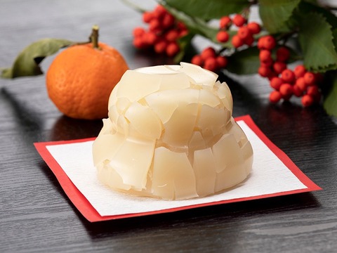 260111_傍観す女手に鏡餅割るを