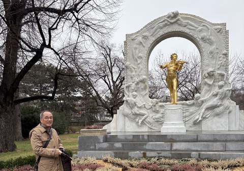 251025_ヨハンシュトラウスのワルツにあはせ団扇ふる