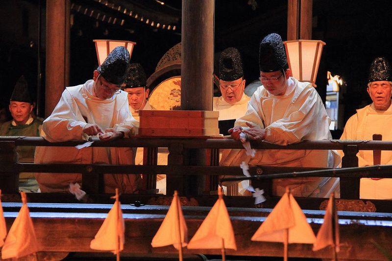 #3919 加茂川の水底澄みて照る月を行きて見むとや夏祓へする : 万葉歳時記 一日一葉