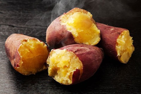 251118_焼芋の固きをつつく火箸かな