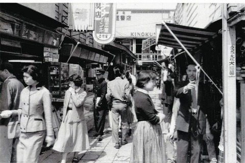 250429_割烹着も見えて昭和の迎へ傘
