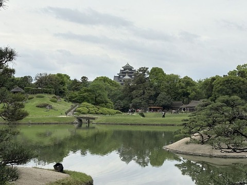 260508_きし近く烏城そびえて旭川