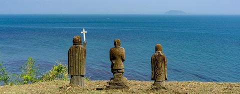 250412_潮に映る十字架の前に浮ぶ鳰