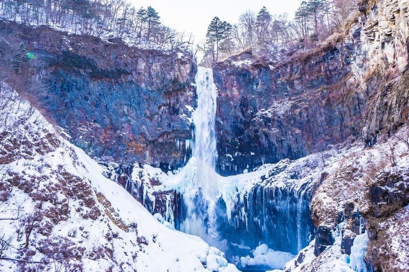 3033 冬涸るる華厳の滝の滝壺に 他一首 万葉歳時記 一日一葉